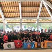 Plt. Bupati Badung sekaligus Ketua IPSI Bali I Ketut Suiasa menghadiri kegiatan bersih-bersih pantai dan latihan bersama dengan Forsilat Bali Shanti di Pantai Petitenget, Seminyak, Badung, Minggu, (17/11).