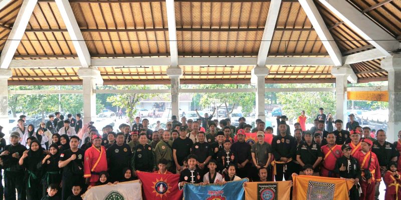 Plt. Bupati Badung sekaligus Ketua IPSI Bali I Ketut Suiasa menghadiri kegiatan bersih-bersih pantai dan latihan bersama dengan Forsilat Bali Shanti di Pantai Petitenget, Seminyak, Badung, Minggu, (17/11).