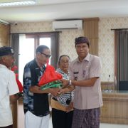 Penyerahan Sembako Tahap Kedua untuk Lansia Usia 80 Tahun ke Atas di Desa Pererenan