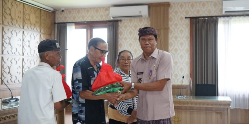 Penyerahan Sembako Tahap Kedua untuk Lansia Usia 80 Tahun ke Atas di Desa Pererenan