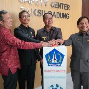 Wakil Bupati Badung I Ketut Suiasa saat meresmikan TAKSU Badung di Lobby Dinas Kesehatan Kabupaten Badung, Jumat (29/11)