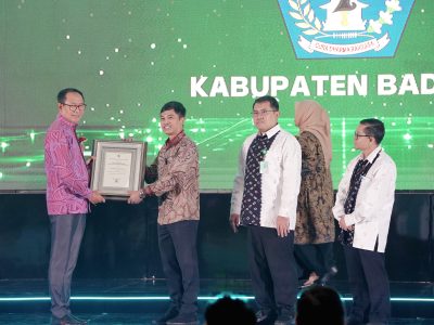 Wabup Badung I Ketut Suiasa menerima penghargaan STBM Award dari Kementerian Kesehatan RI. STBM Award yang diserahkan oleh Wakil Menteri Kesehatan RI, Dante Saksono Harbuwono di Hotel St. Regis Jakarta Rajawali Place, Jakarta Selatan, Selasa (10/12).