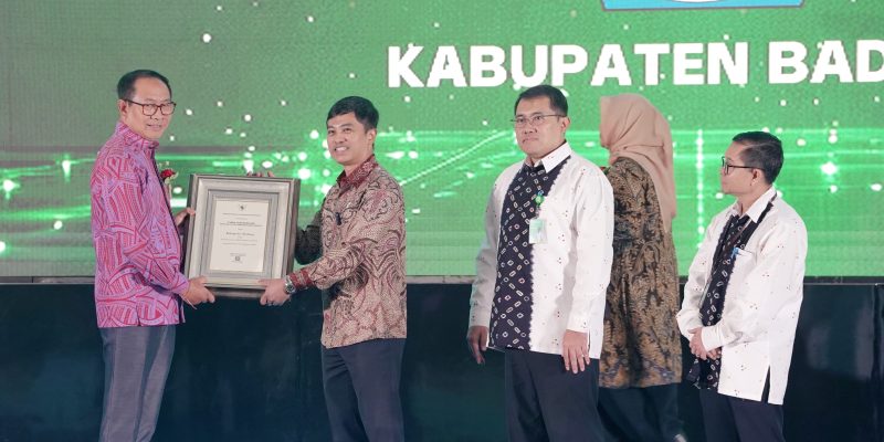 Wabup Badung I Ketut Suiasa menerima penghargaan STBM Award dari Kementerian Kesehatan RI. STBM Award yang diserahkan oleh Wakil Menteri Kesehatan RI, Dante Saksono Harbuwono di Hotel St. Regis Jakarta Rajawali Place, Jakarta Selatan, Selasa (10/12).