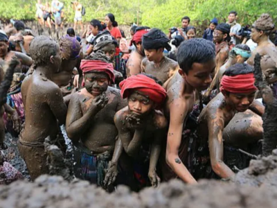 mabuug-buugan salah satu tradisi unik di jimbaran badung saat ngembak geni