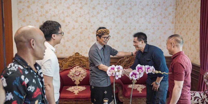 Bupati Badung I Wayan Adi Arnawa saat rapat koordinasi terkait dengan Penataan Jembatan Tukad Bangkung, Desa Pelaga, Petang di Rumah Jabatan Bupati Badung, Minggu (6/4).
