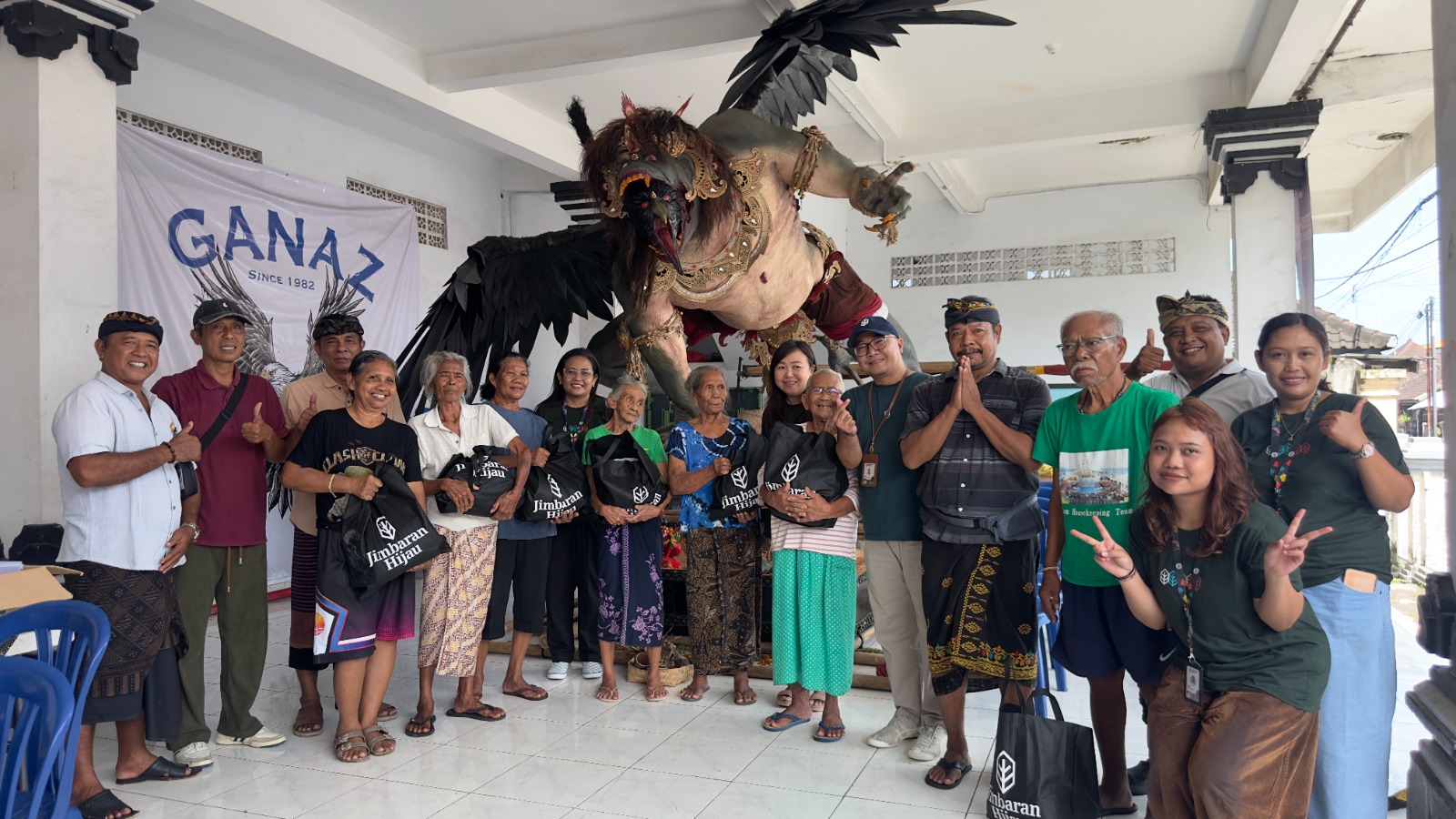 Sambut Nyepi dengan Berbagi Jimbaran Hijaubersama Desa Adat Jimbaran Menyalurkan 100Paket Sembako untuk Lansia di Empat Banjar/ mediabadung